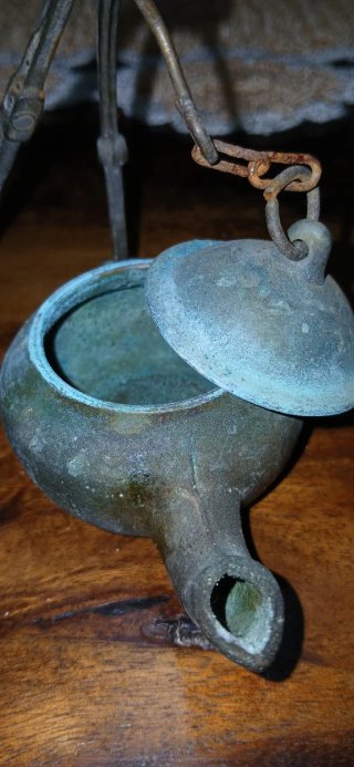 Antica lucerna ad olio in bronzo