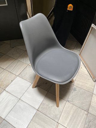 Silla de comedor gris y madera