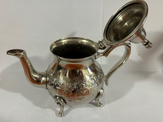 Tetera árabe de alpaca labrada vintage con sello