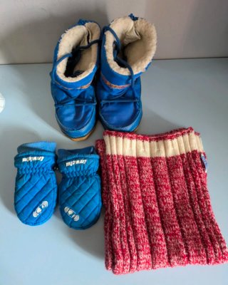 Set neve bimbo: scarponi, muffole e sciarpa