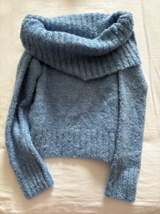 Jersey cuello alto azul hombros caídos
