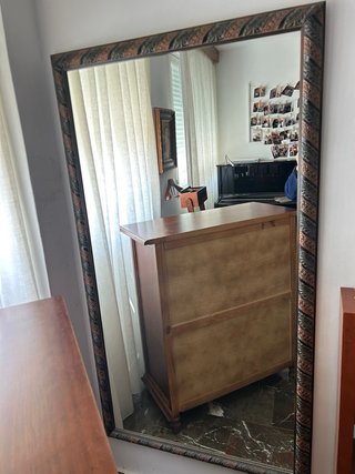 Cómoda de madera con espejo