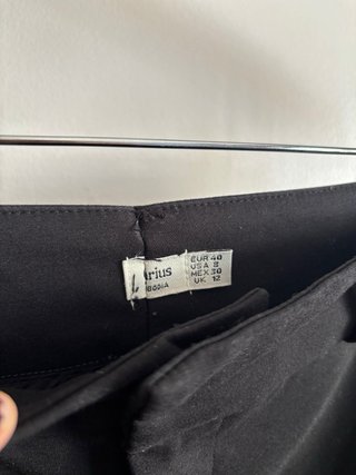 Pantalones cortos negros, estan arreglados a tal38
