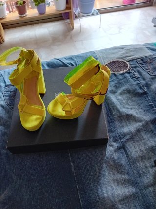 Sandalias Versace Jeans Couture Amarillas