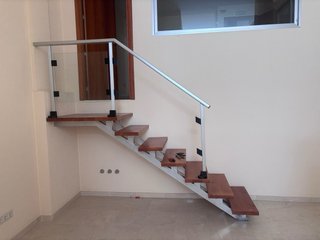 Escalera moderna madera y metal
