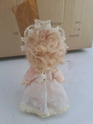 Muñeca de comunión antigua