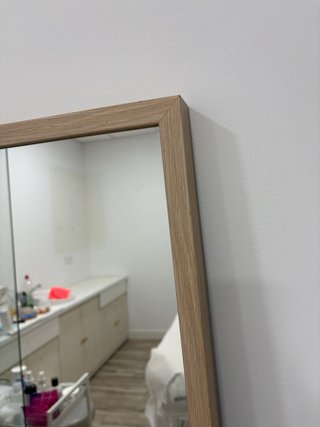 Espejo de cuerpo entero con marco de madera