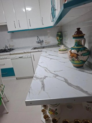 Encimera de cocina efecto mármol gris y blanco