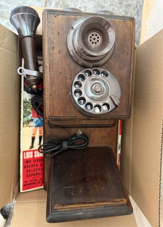Teléfono antiguo de pared con disco