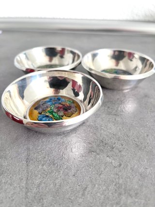 Cuenco de plata con esmalte floral