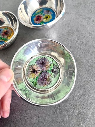 Cuenco de plata con esmalte floral