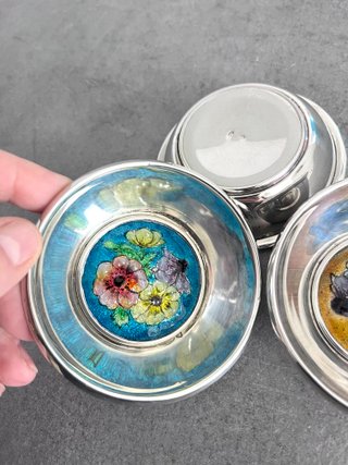 Cuenco de plata con esmalte floral