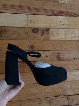 Tacones negros plataforma Stradivarius con etiquet