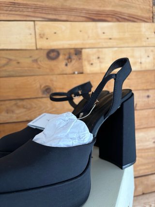 Tacones negros plataforma Stradivarius con etiquet