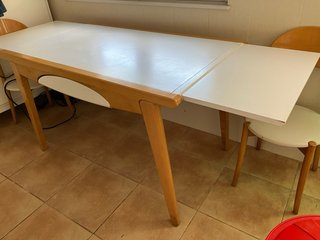 Mesa de cocina haya y blanco con cuatro sillas