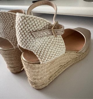 Sandalias de esparto doradas y beige