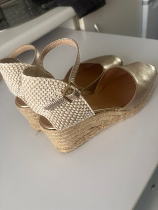 Sandalias de esparto doradas y beige