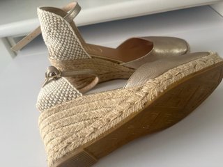 Sandalias de esparto doradas y beige