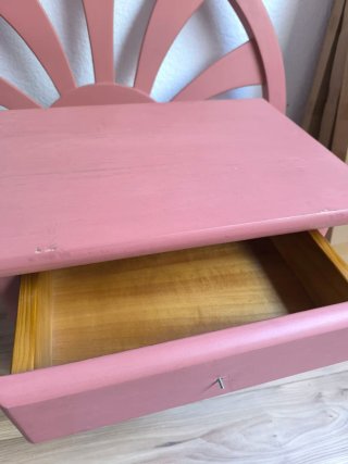 Cabecero y mesita de madera rosa