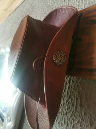 Mochila y sombrero de cuero