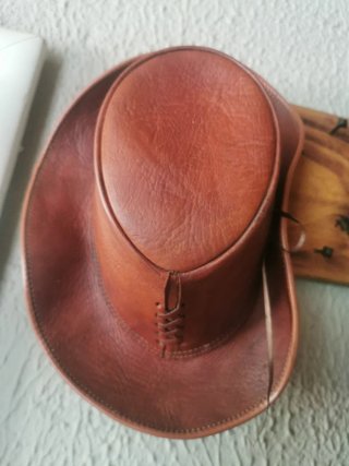 Mochila y sombrero de cuero