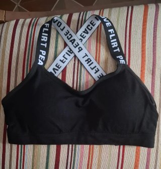 Top deportivo negro con tiras cruzadas