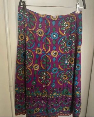 Falda midi bordada con lentejuelas