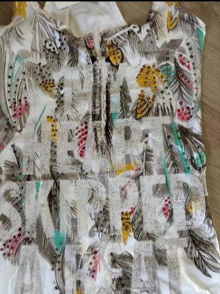 Camiseta sin mangas con estampado de plumas