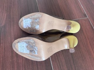 Zapatos destalonados charol oro y amarillo T37