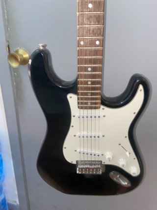 Guitarra eléctrica sonora tipo Stratocaster +funda