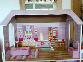 Casa de muñecas con muebles