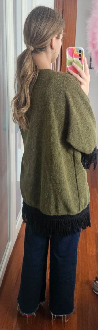 Chaqueta tipo poncho con flecos