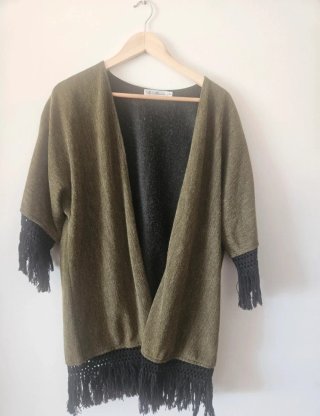 Chaqueta tipo poncho con flecos