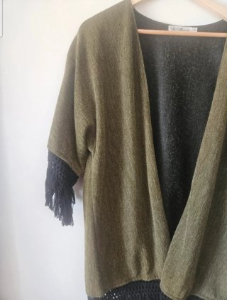 Chaqueta tipo poncho con flecos