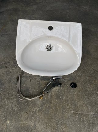 Lavabo de cerámica con grifo
