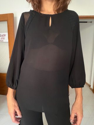 Blusa negra con detalles de malla