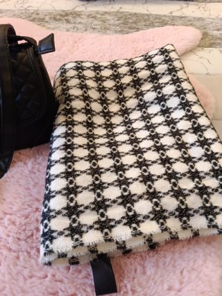 Lote:Bolso acolchado y fular estampado