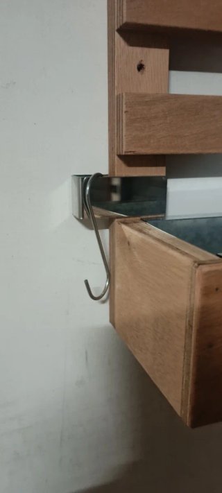 Arredo esterno a parete legno e metallo