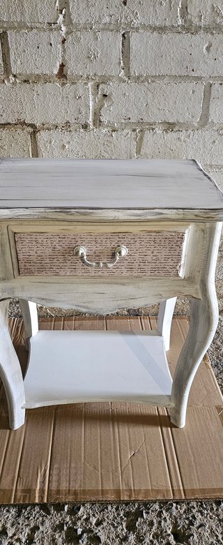 Mesita auxiliar de madera y papel