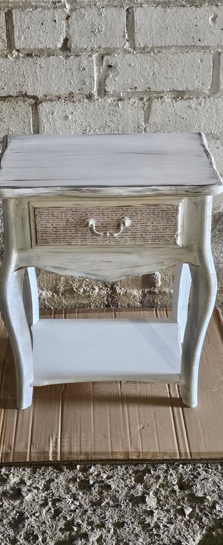 Mesita auxiliar de madera y papel