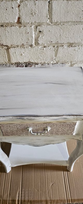 Mesita auxiliar de madera y papel