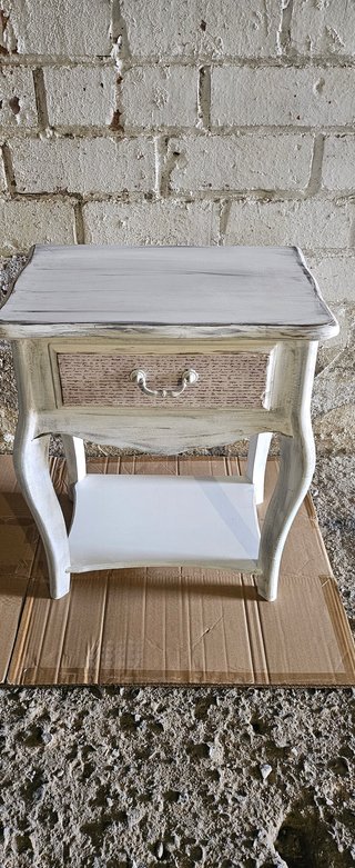 Mesita auxiliar de madera y papel