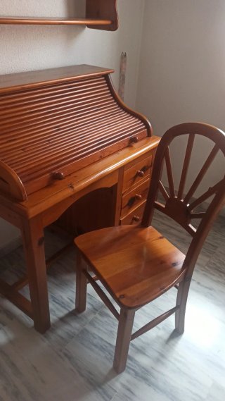 Escritorio de madera con cajones