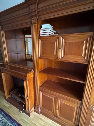 Mueble de salón de madera con vitrina