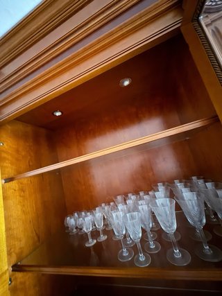 Mueble de salón de madera con vitrina