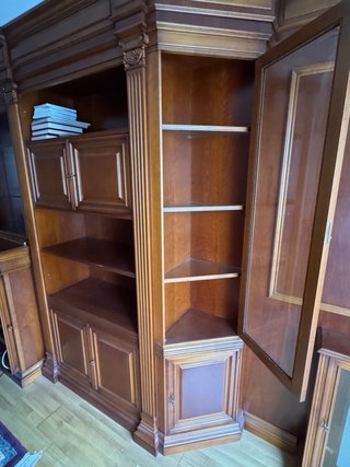 Mueble de salón de madera con vitrina