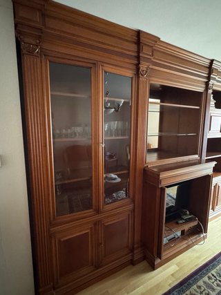 Mueble de salón de madera con vitrina