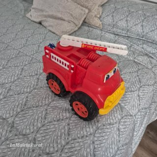 Coche de bomberos de juguete rojo
