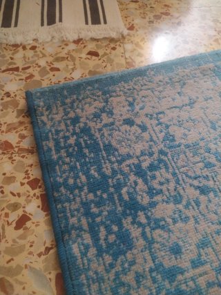 Alfombra azul y beige