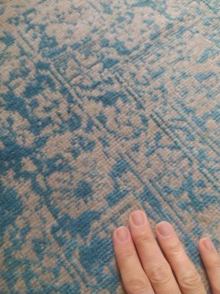 Alfombra azul y beige